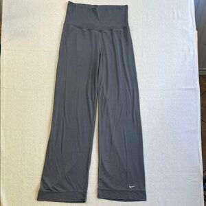 Nike Dri-FIT Gray Yoga Pants Women’s Size M Athleisure